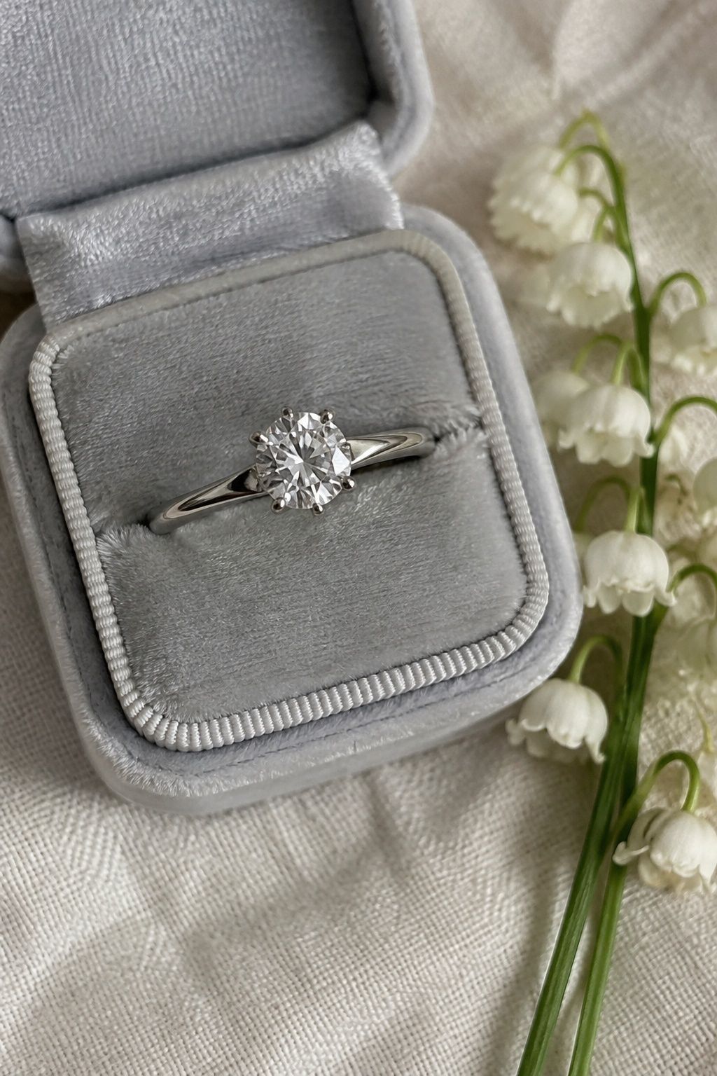Round brilliant solitaire engagement ring in platinum