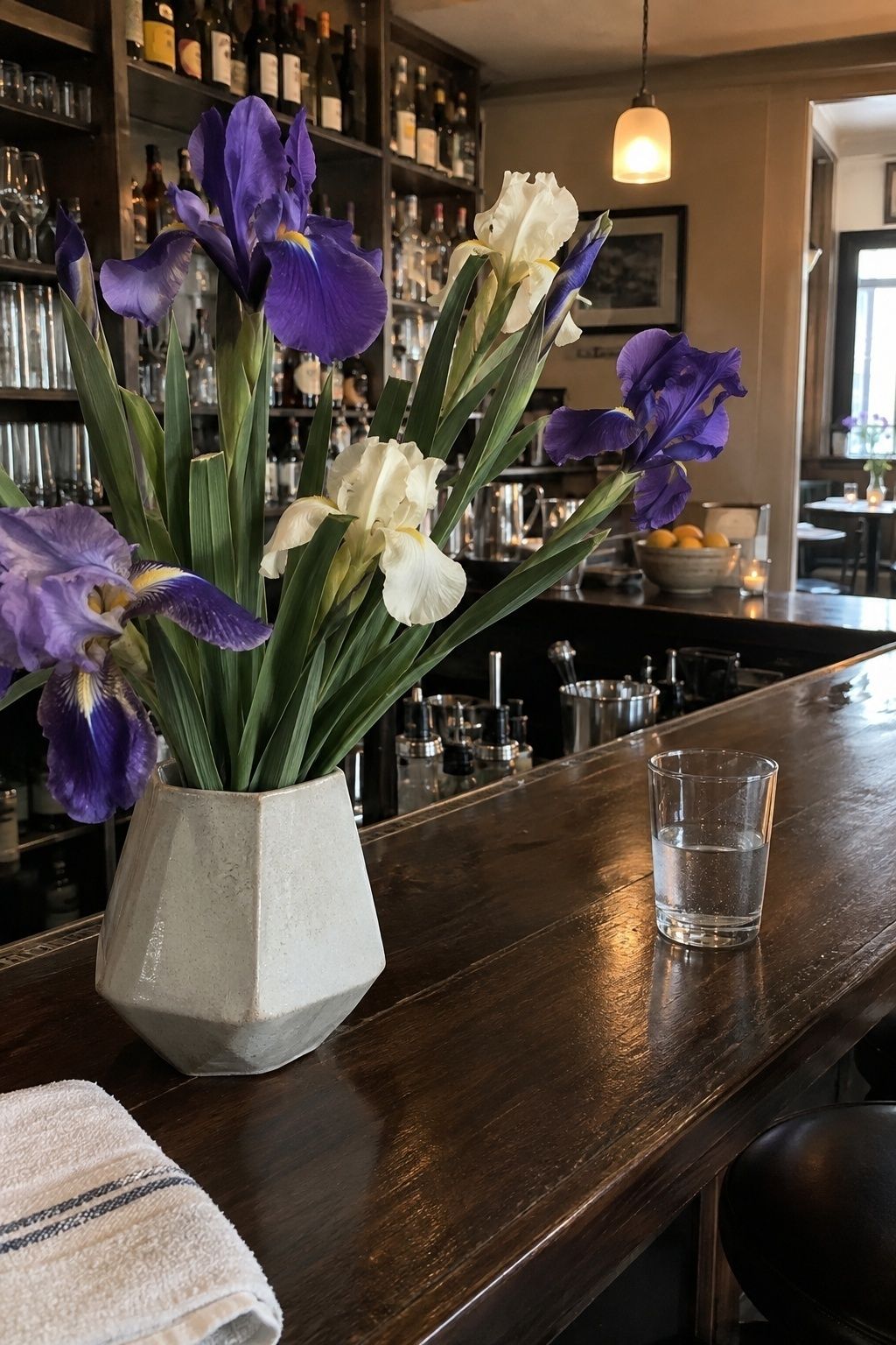 Sculptural irises in a spring wedding design