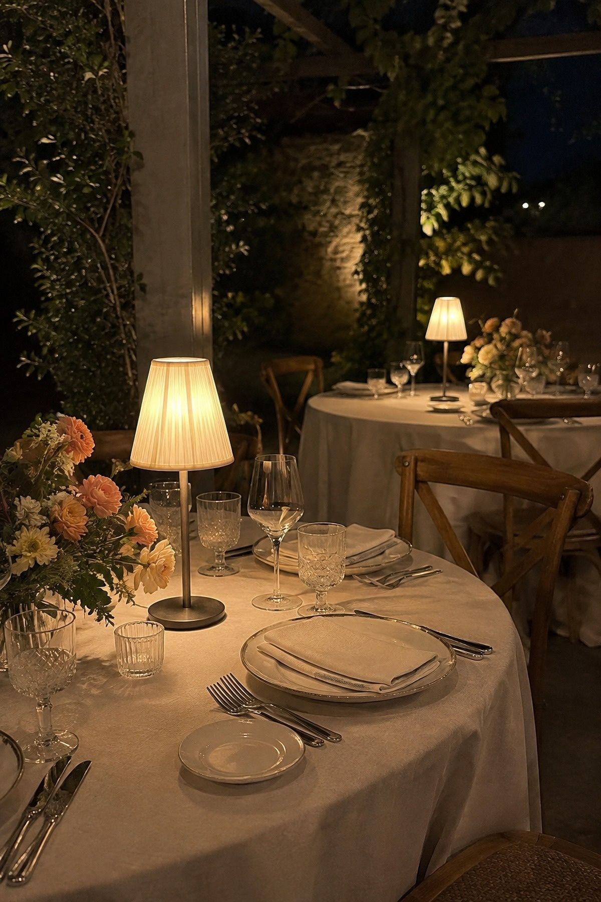 Small rechargeable table lamps lighting an outdoor wedding dinner