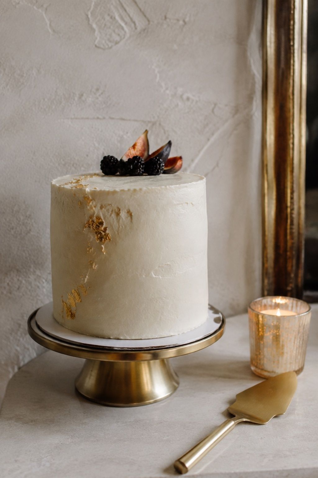 Fall cake with restrained warm metallic touches
