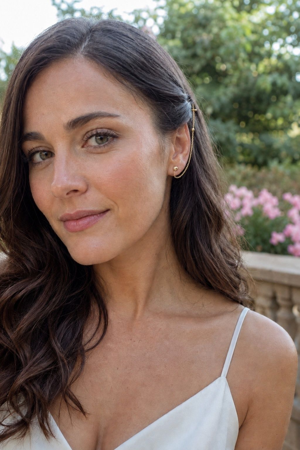 Loose waves with an ear-tuck chain
