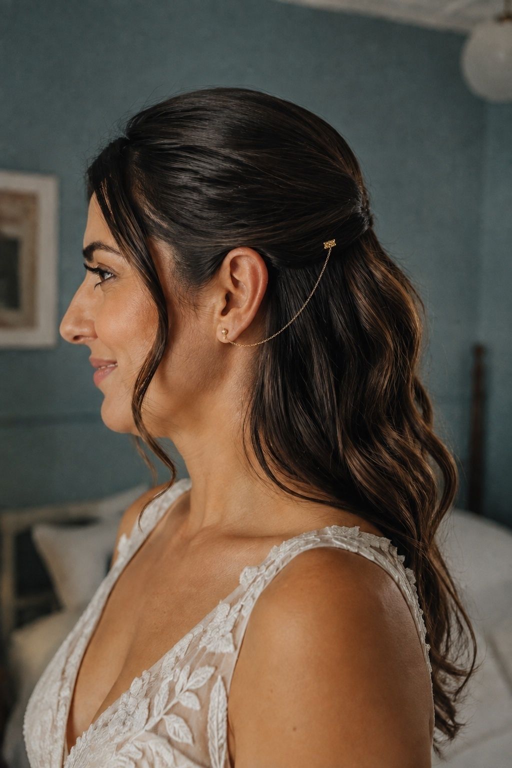 Half-up waves with a chain linked to a mini clip