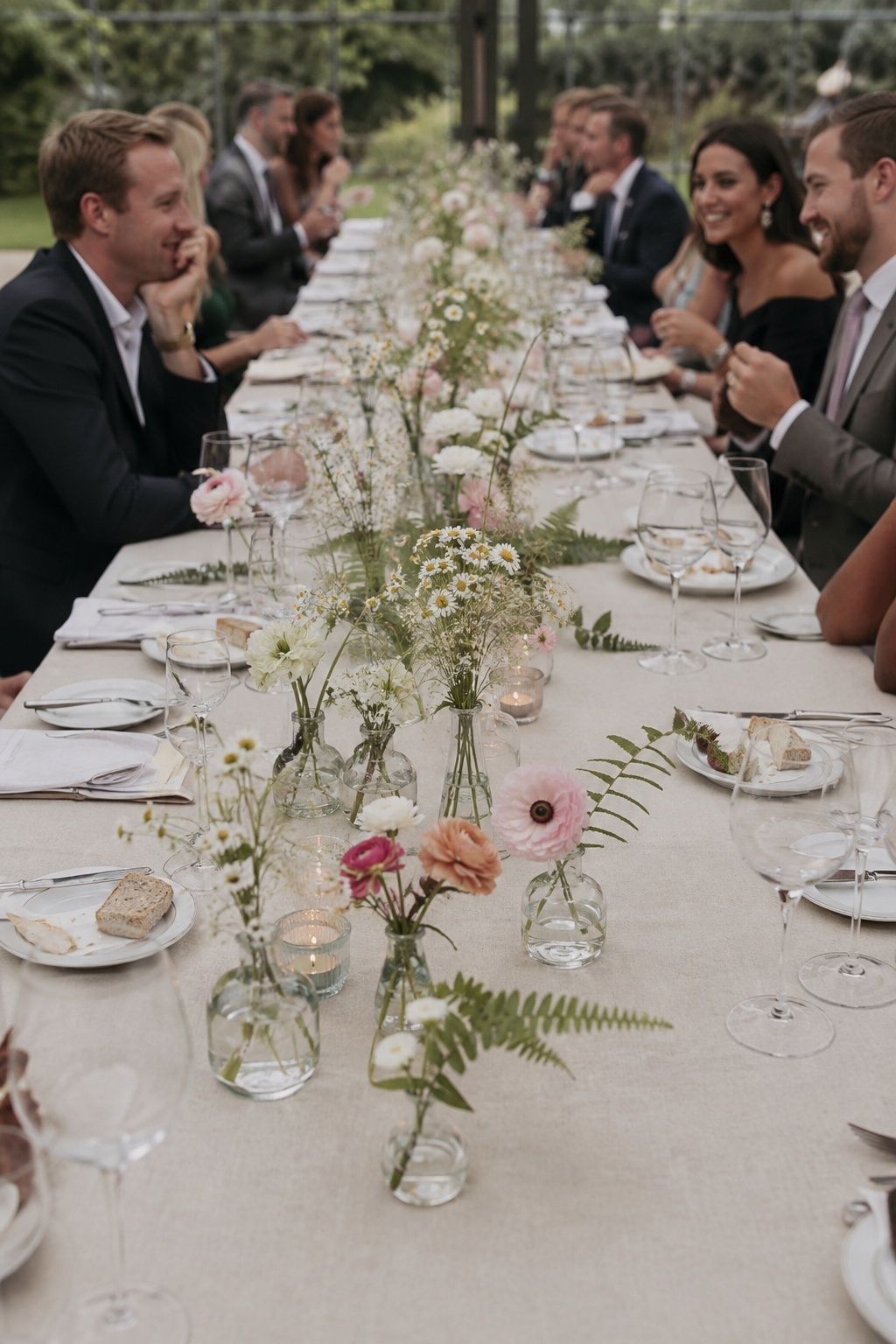Meadow-style runner with low spring stems