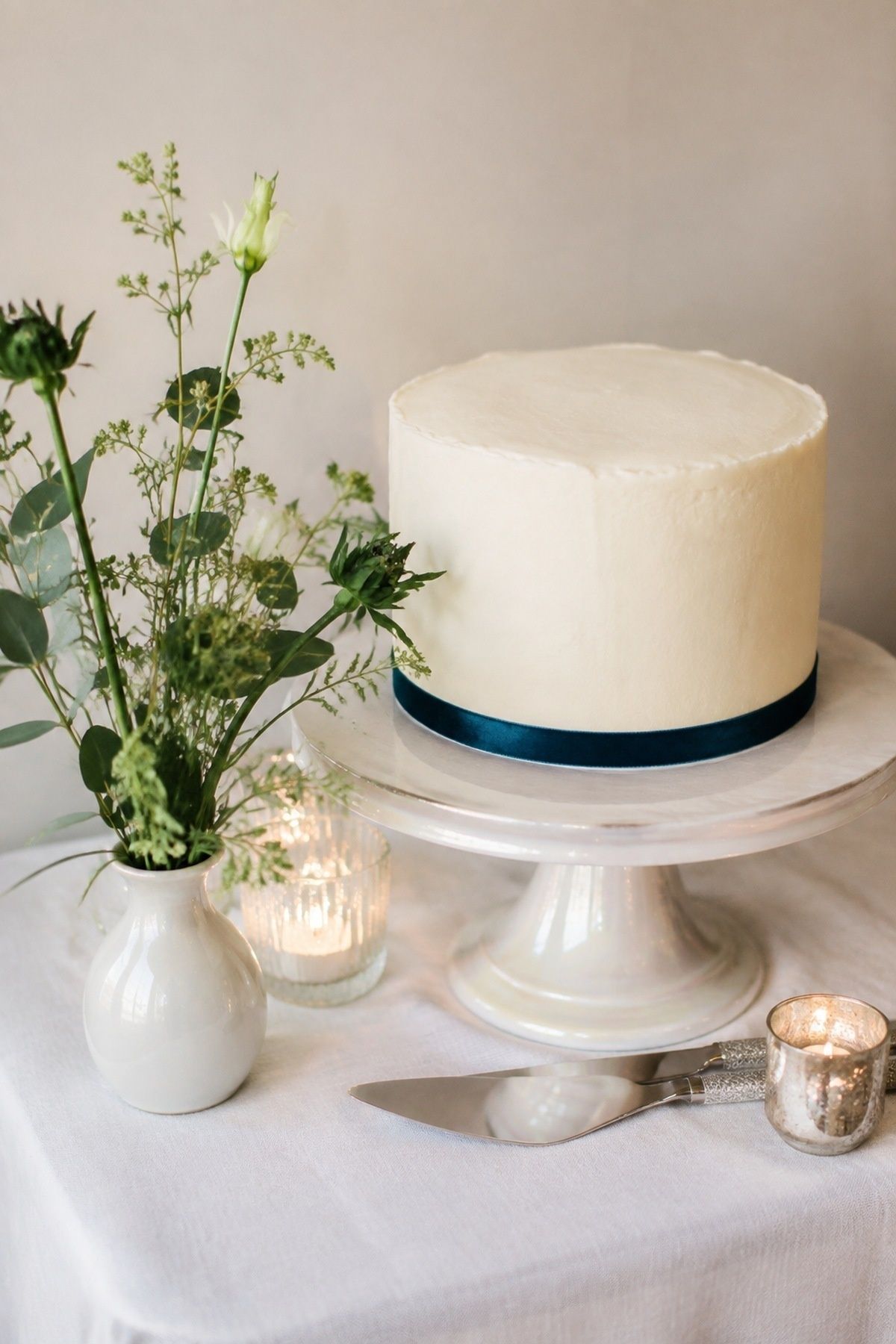 Cake display with a teal detail