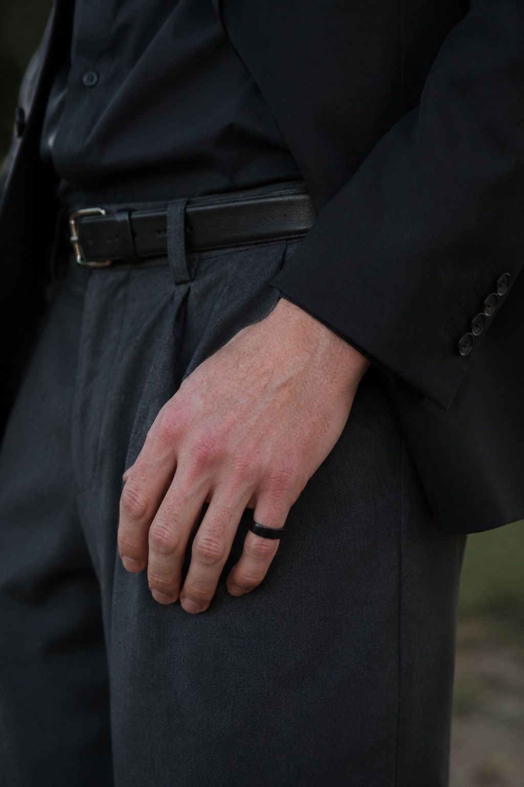 Black metal pinky ring with an alternative groom look