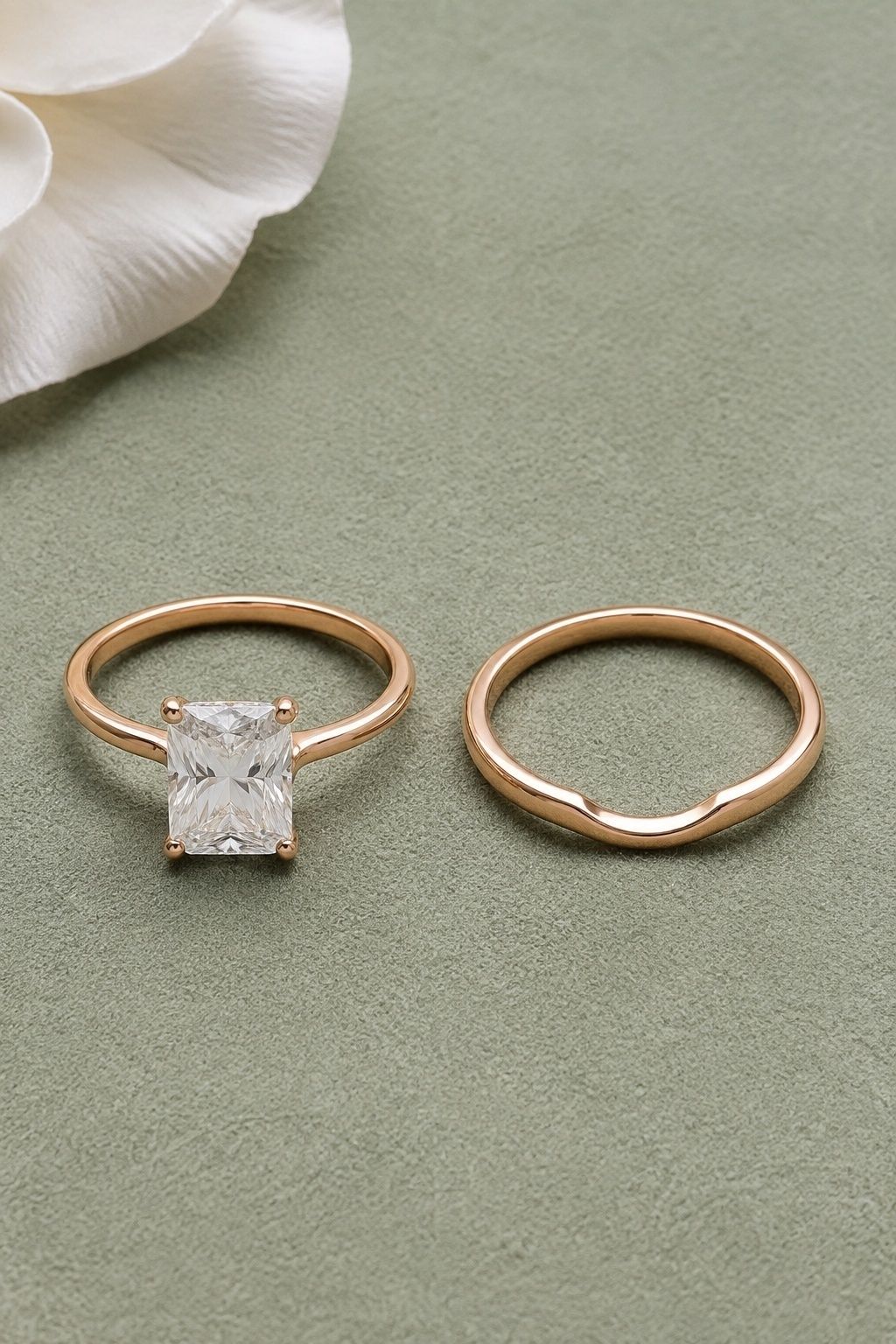 Curved band leaving space for the ring basket