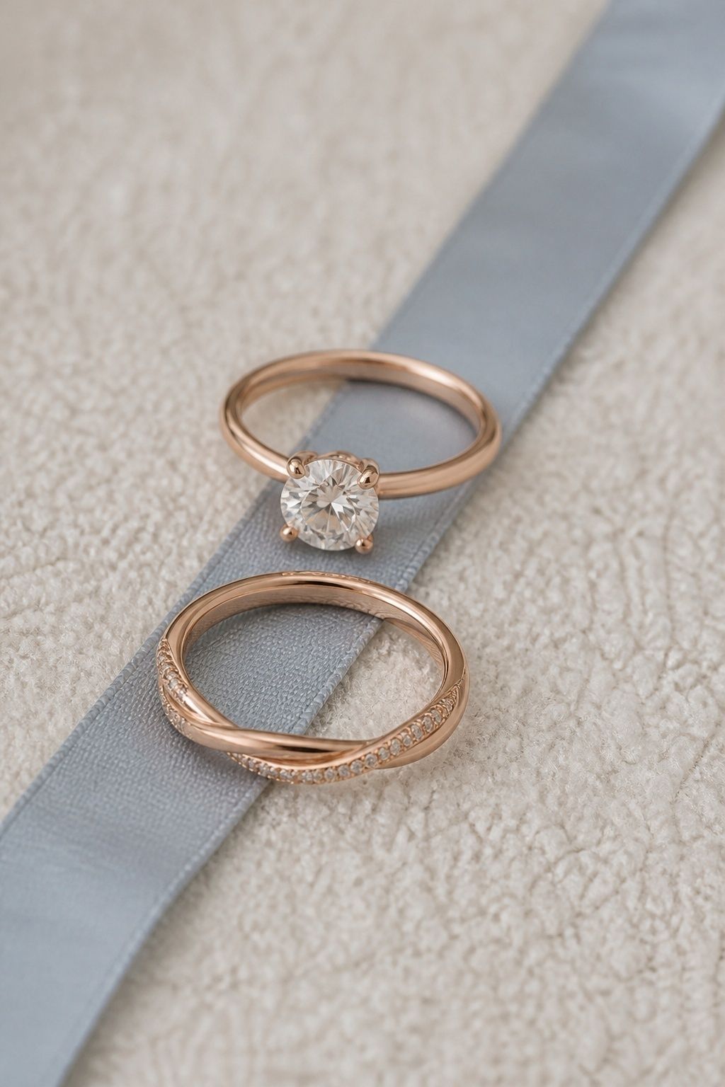 Round ring with a twisted band