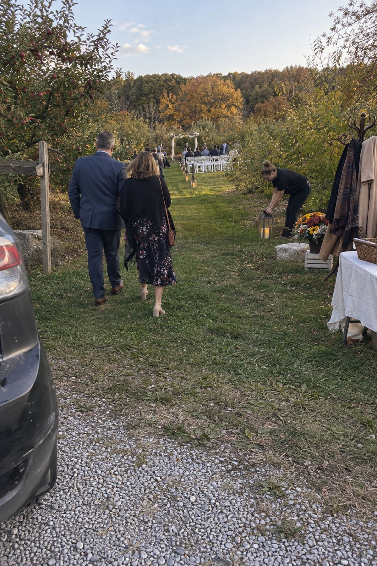 Guests follow a clearly marked orchard path from arrival toward the autumn ceremony.