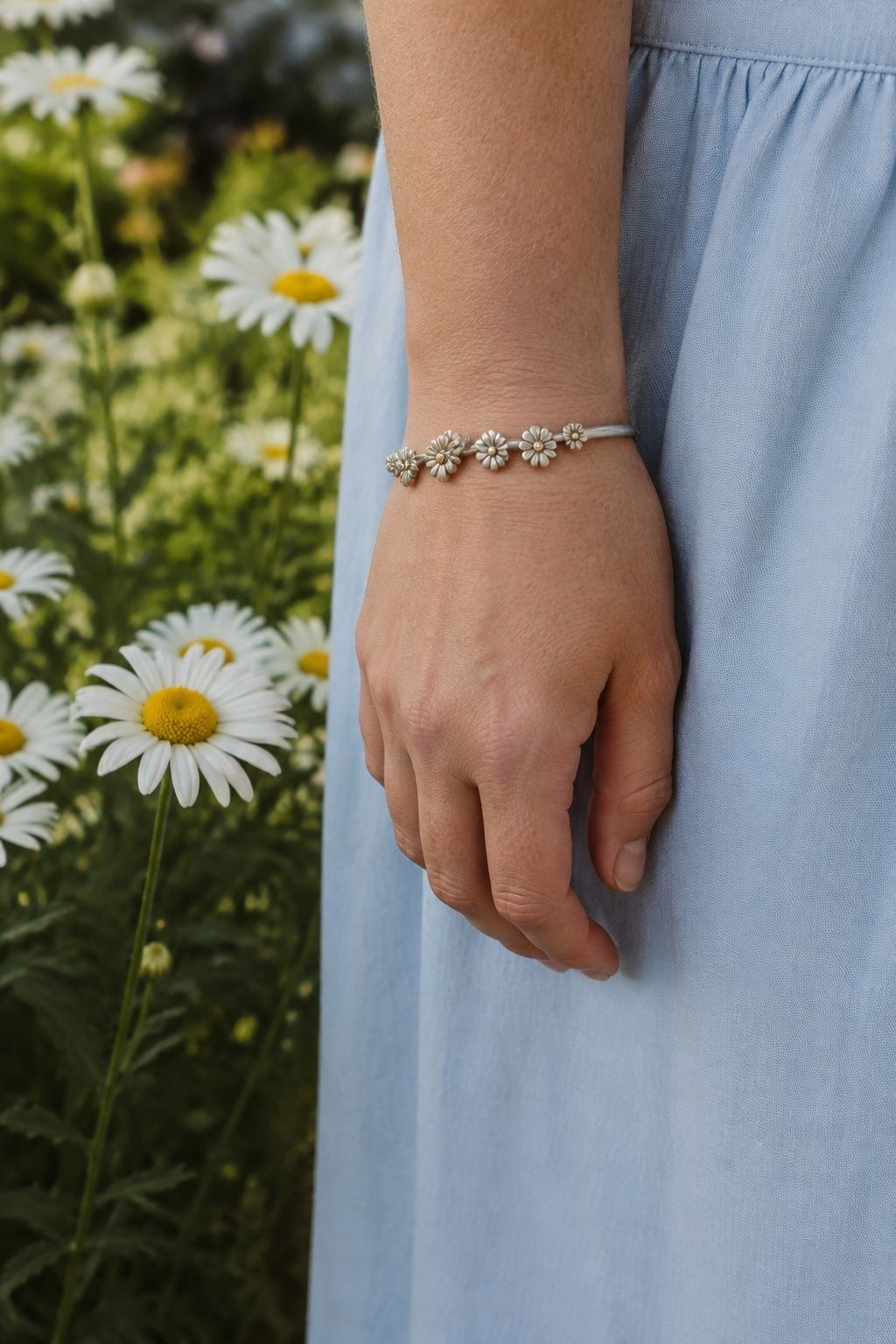 Daisy-inspired bracelet for garden vows