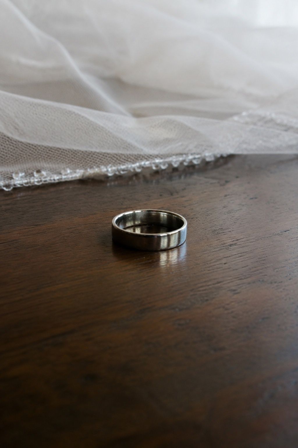 Flat-profile silver ring with a modern silhouette