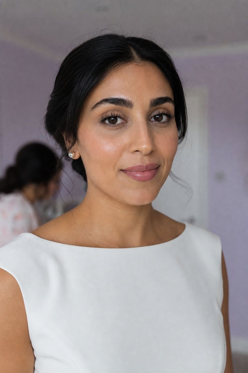 Bride with feathered brows and a soft pink lip