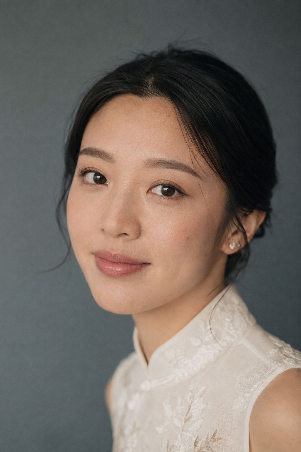 Bride with subtle inner-corner light for brighter eyes