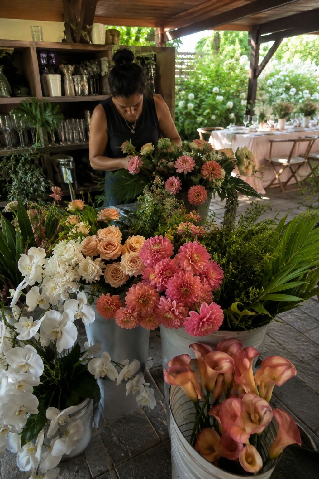 Heat-tolerant flowers on a summer reception table