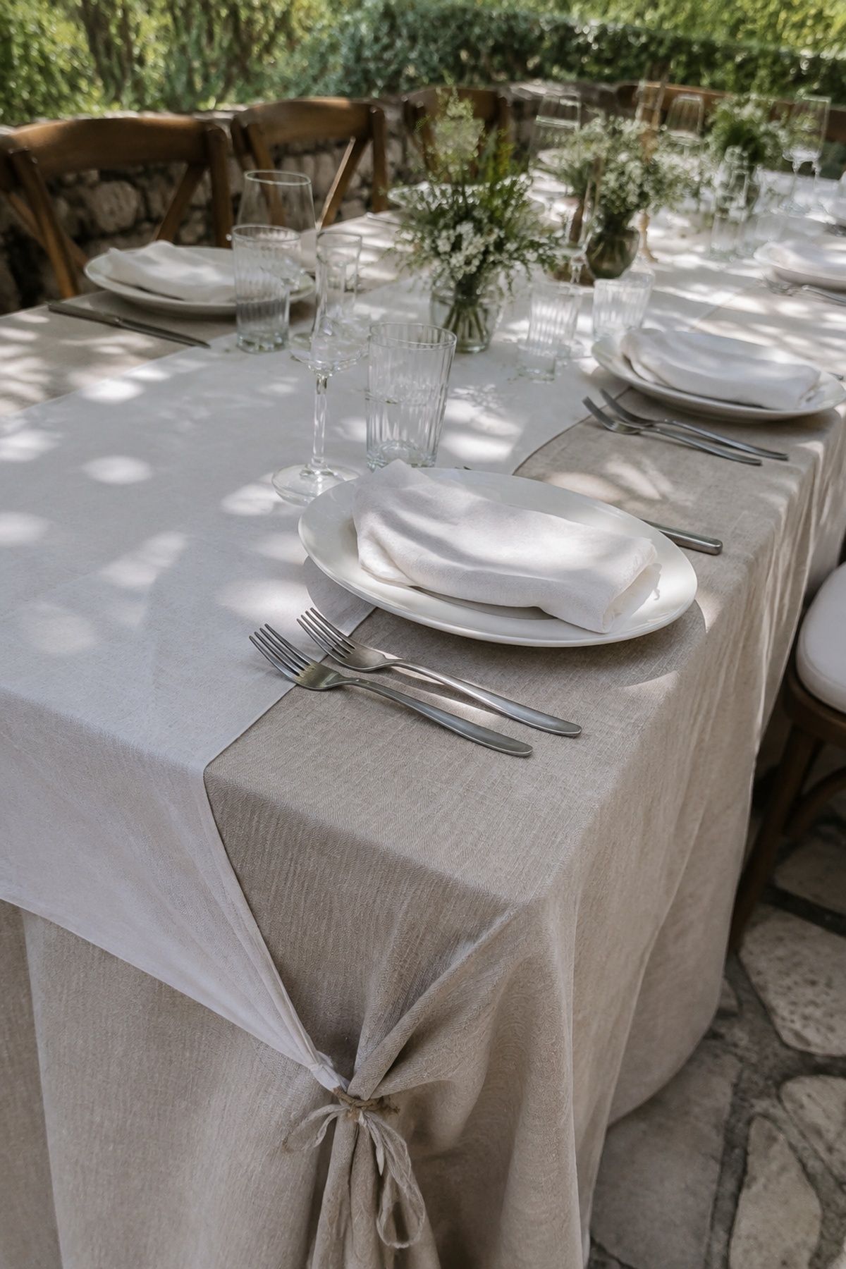 Linen as the base of a summer table