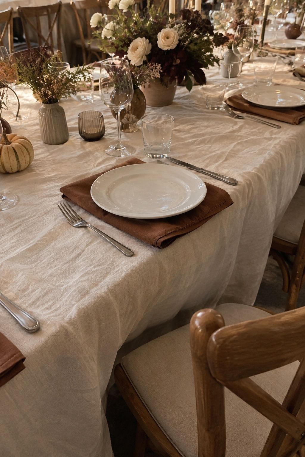 Cream linen with warm brown napkins