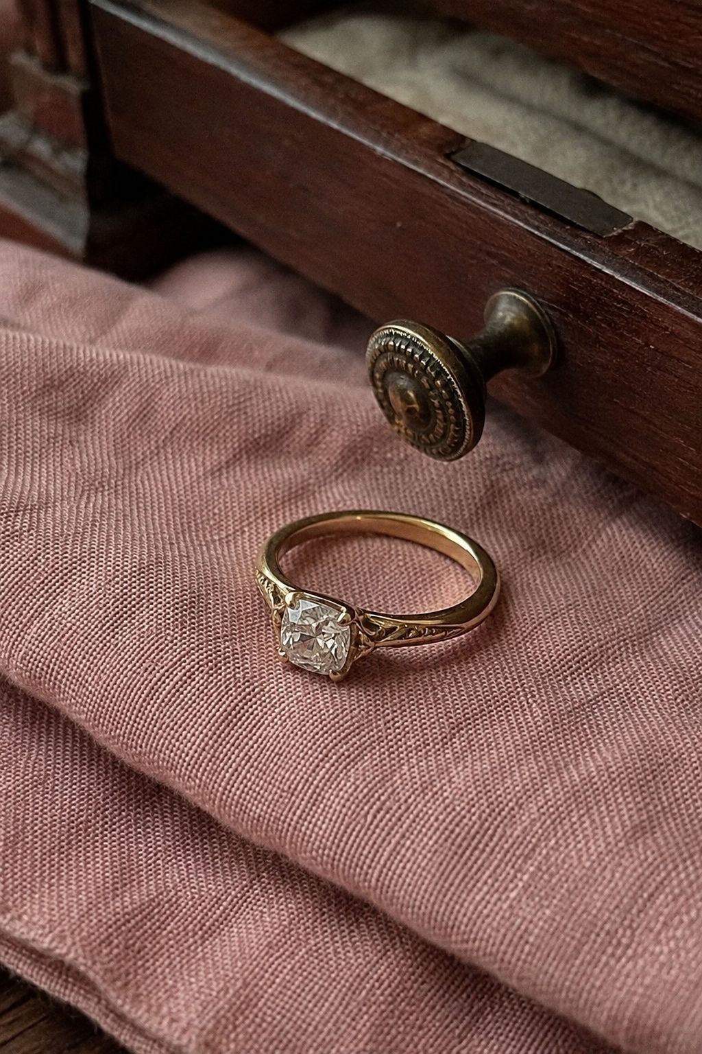 Low-profile antique cushion ring