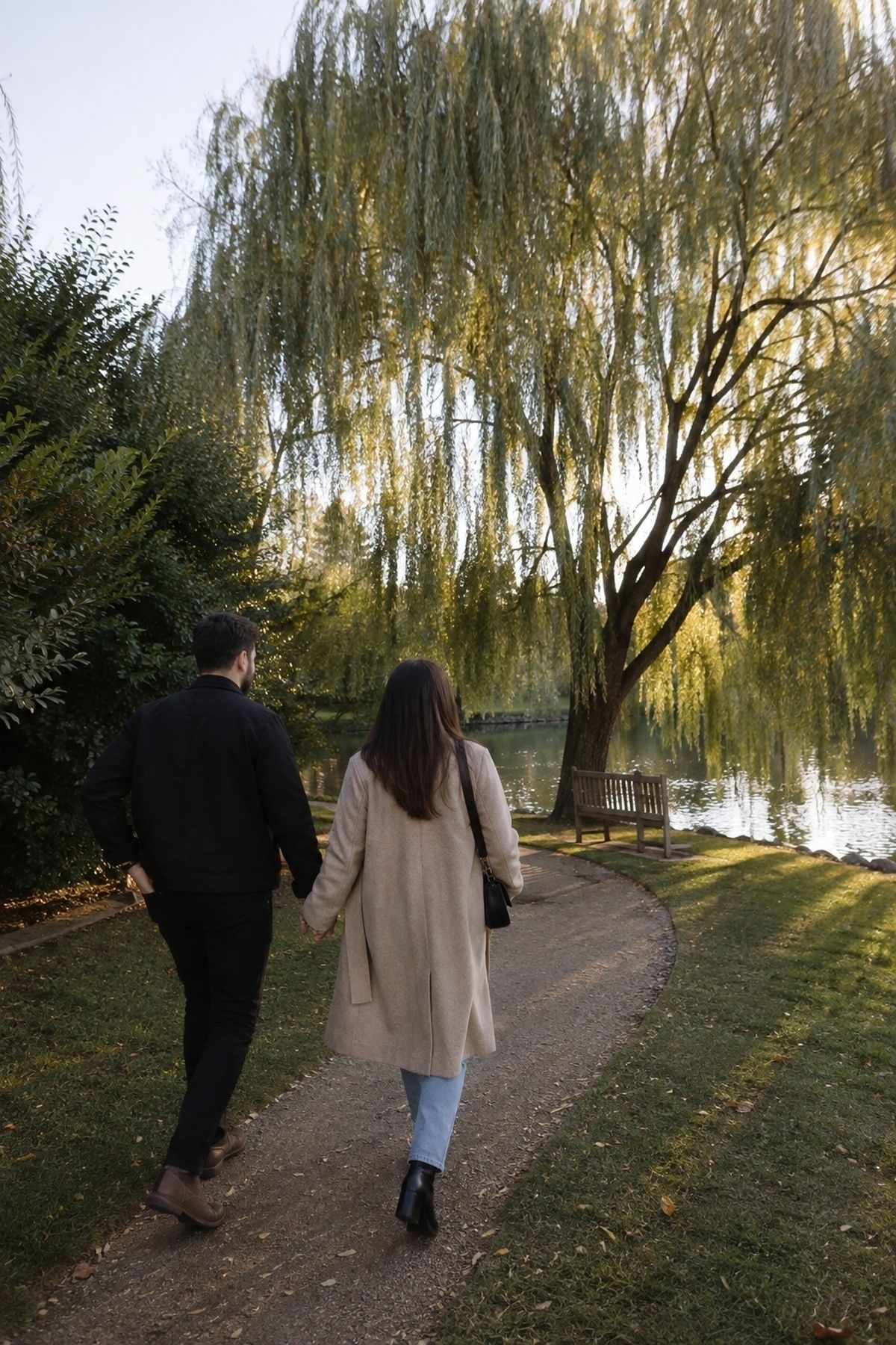 Couple walking toward the willow tree
